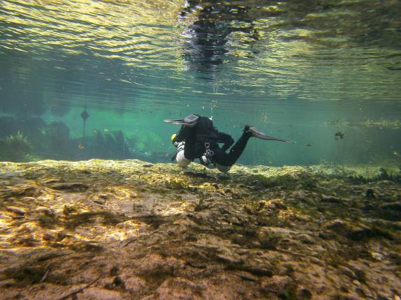 O rio de águas claras de Ginnie Springs, na Flórida, nos Estados Unidos